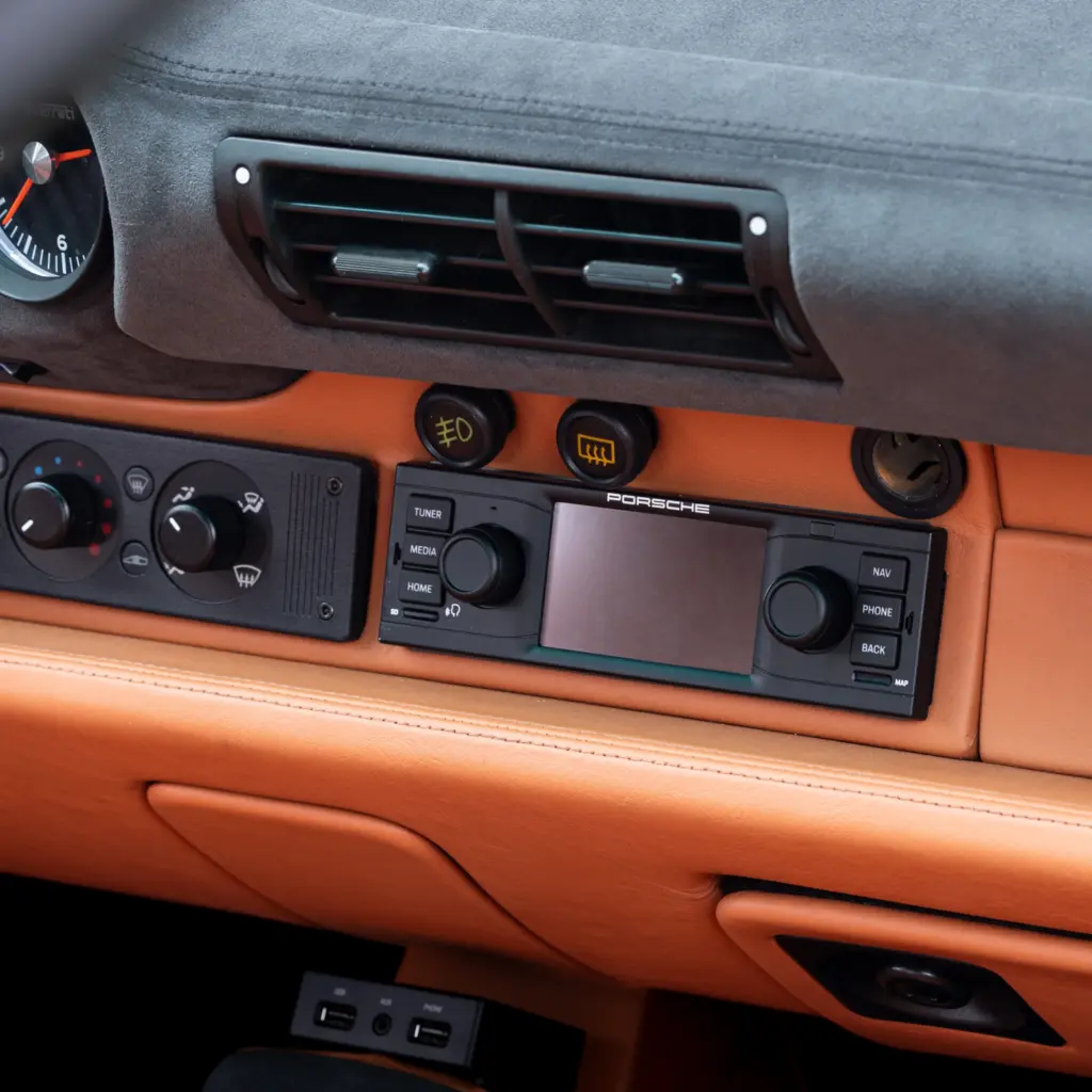 911 RSR In-car entertainment