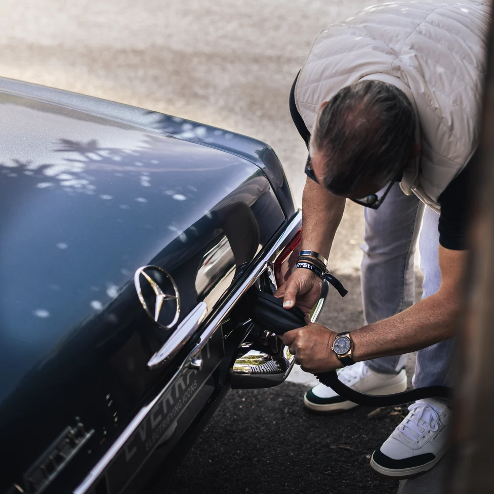 Charging an Everrati electric Mercedes-Benz W113 SL Pagoda