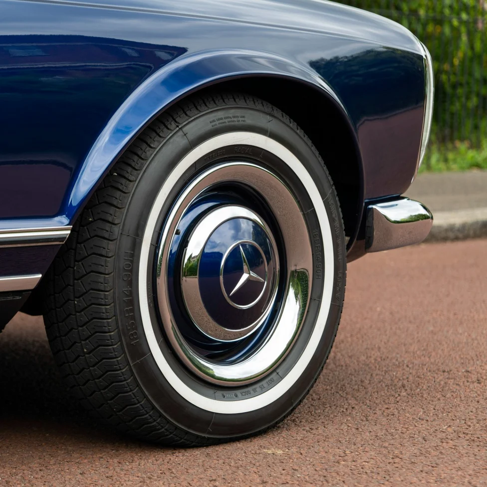 Everrati Mercedes-Benz W113 SL Pagoda wheel with white-wall tyre